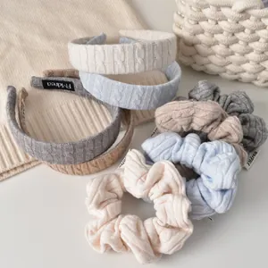 Ensemble serre-tête et chouchous en tricot aux couleurs pastel et textures torsadées