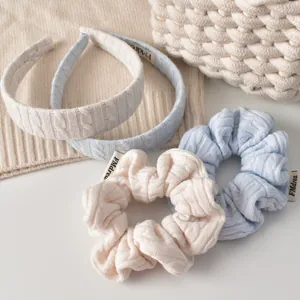 Ensemble serre-tête et chouchous en tricot bleu clair et crème à texture torsadée