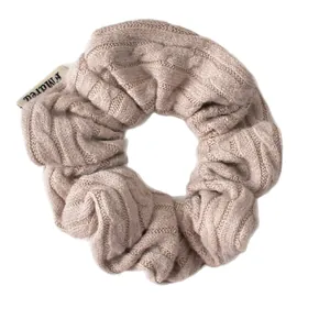 Chouchou tricoté beige avoine avec motif torsadé et étiquette de marque épurée