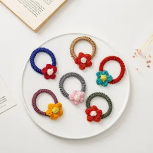 Détail du lot de 6 chouchous fleurs au crochet faits main en laine tricotée colorée