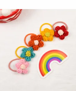 Detalle de cinco coleteros de flores de punto hechos a mano en colores vibrantes