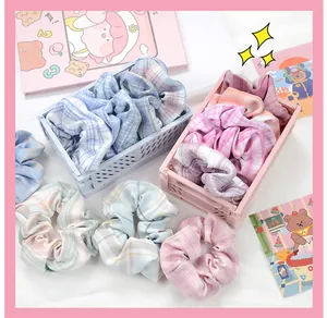 Gros plan de chouchous à carreaux aux tons pastel dans un mini panier bleu