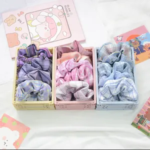 Chouchous à carreaux pastel dans des mini bacs pliants sur fond esthétique