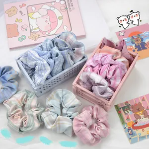 Gros plan de chouchous à carreaux pastel dans plusieurs couleurs de macaron pour femmes