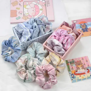 Gros plan de chouchous à carreaux pastel dans des mini paniers de rangement déco