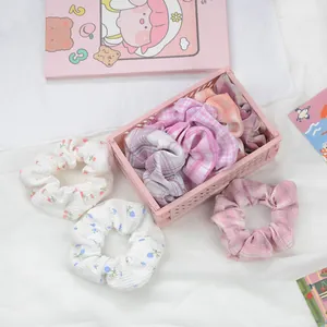 Lot de chouchous en tissu à carreaux et fleurs dans un panier de rangement rose mignon