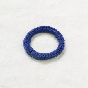 Gros plan détaillé d'un chouchou en maille bleu roi fait main avec texture laineuse