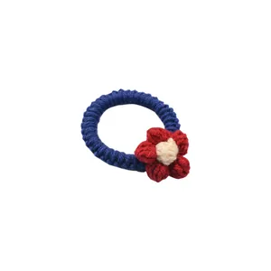 Élastique à cheveux crocheté à la main bleu marine avec fleur tissée rouge et crème