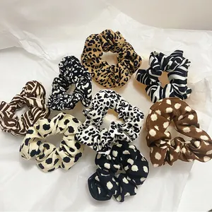 Vue détaillée de huit chouchous en tissu surdimensionnés aux imprimés animaux variés