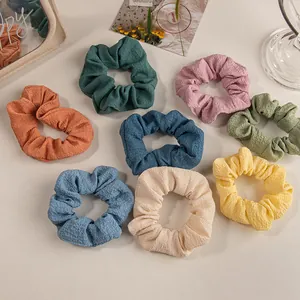 Huit chouchous colorés en seersucker aux tons pastels pour la coiffure féminine