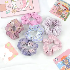 Lot de 7 chouchous en tissu à carreaux colorés aux tons macaron sur fond blanc
