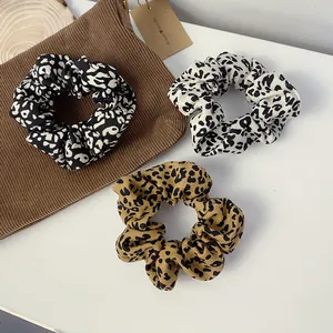 Set de tres coleteros con estampado de leopardo en tela retro color crema y marrón