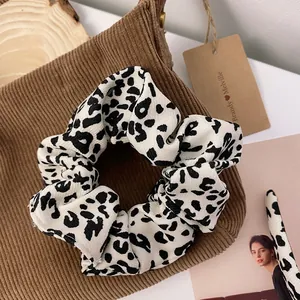 Detalle de la diadema de tela con estampado de leopardo y textura de estilo vintage