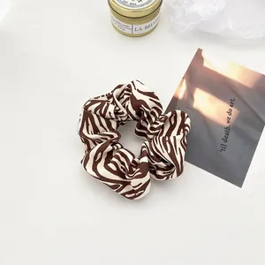 Detalle de coletero con estampado de cebra marrón y blanco sobre un fondo estético