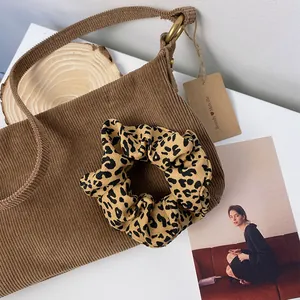 Sac à bandoulière en velours côtelé marron avec chouchou à motif léopard