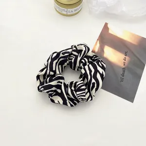 Primer plano del coletero de cebra con textura de tela suave y contraste de blanco y negro