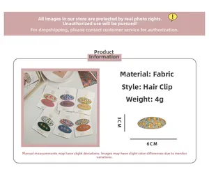 Détail des barrettes en tissu avec broderies florales et dimensions de 6cm x 3cm
