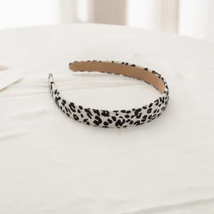 Detalle de diadema de leopardo con forro caqui antideslizante para mayor comodidad