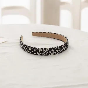 Detalle de la textura de leopardo y el forro antideslizante en una diadema delgada