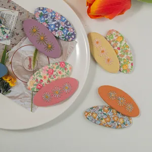 Détail de barrettes à fleurs brodées sur un plateau décoratif avec des tulipes fraîches