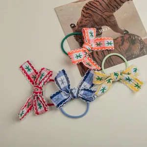 Lot de chouchous nœuds à carreaux brodés avec bords ondulés et motifs d'étoiles