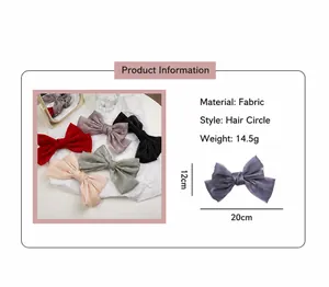Détail montrant les barrettes à nœud en satin nacré de 20cm en plusieurs coloris