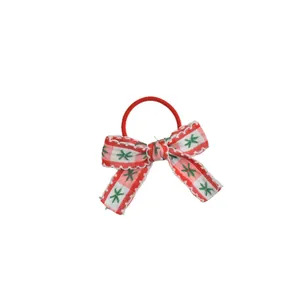 Chouchou nœud vichy rouge avec broderie étoile verte sur fond blanc épuré