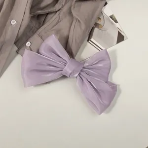 Détail du nœud en satin violet scintillant avec une texture élégante et nacrée