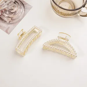 Gros plan de pinces à cheveux élégantes en acrylique avec perles blanches de style français