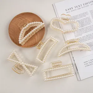 Détail de pinces à cheveux en perles avec motifs cœur et nœud sur plateau en bois