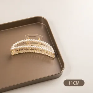 Vue détaillée d'une pince à cheveux de 11cm avec perles sur plateau bronze