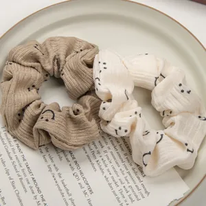 Lot de chouchous froncés à motif smiley en beige et kaki avec texture plissée douce