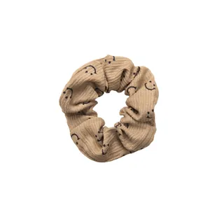 Chouchou en tricot marron clair avec motif smiley mignon et texture côtelée