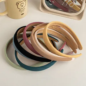 Vue à plat de serre-têtes en sergé coloré vert, bleu et jaune avec décor de tasse d'ours