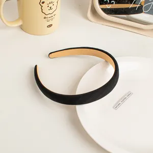 Détail d'un serre-tête en tissu sergé noir avec un design rembourré minimaliste