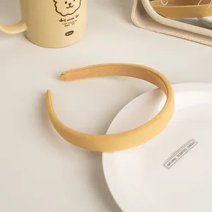 Détail du serre-tête en tissu sergé jaune clair avec éponge douce et doublure