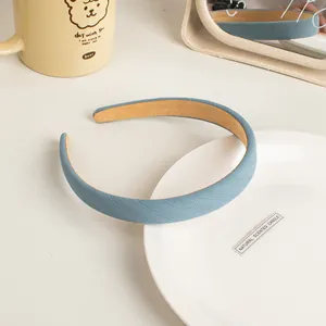 Détail d'un serre-tête en tissu sergé bleu avec rembourrage épais et doublure jaune