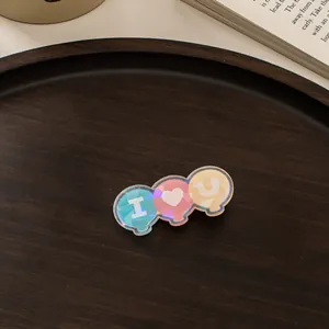 Makroaufnahme der Acryl-Brosche mit I Heart U Ballons und lebhaftem Hologramm-Effekt