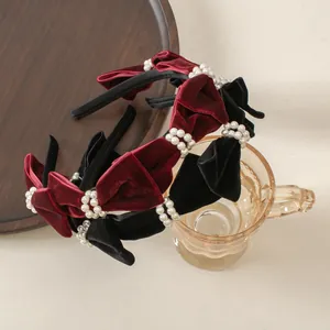Diadema vintage de terciopelo con lazos de perlas en colores granate y negro chic