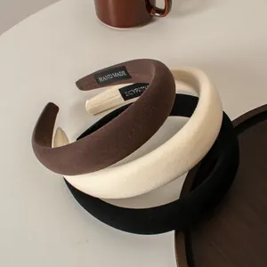 Set aus dicken Schwamm-Haarbändern in Milchkaffee-Farben mit weicher diagonaler Twill-Struktur
