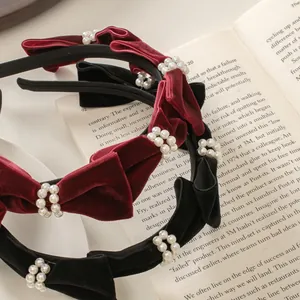 Diadema de terciopelo con lazo y perlas elegantes en negro y rojo vino