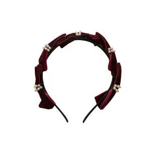 Diadema elegante de terciopelo granate con racimos de perlas vintage sobre aro francés
