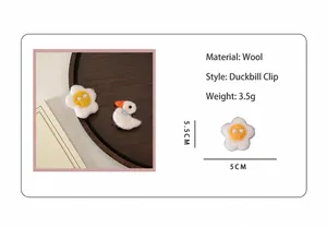 Détail de barrettes en laine feutrée canard et œuf poché avec taille 5,5cm x 5cm