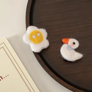 Barrettes à cheveux mignonnes en laine feutrée canard et œuf au plat sur plateau