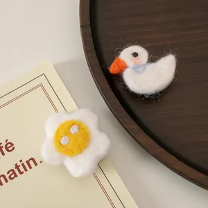 Barrettes en laine feutrée faites main avec canard mignon et œuf au plat pour femmes