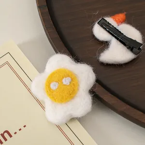 Barrettes à cheveux en feutre de laine avec motifs d'œuf au plat et cygne blanc