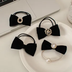 Set di quattro elastici per capelli in velluto nero con perle e strass donna