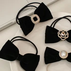 Set di 4 elastici per capelli in velluto nero con perle, camelie e dettagli in strass
