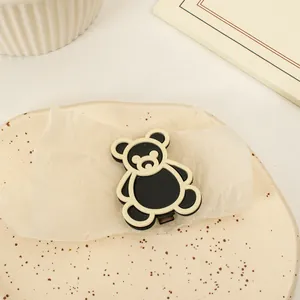 Vista dettagliata di un fermaglio per capelli a forma di orso opaco su un vassoio