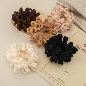 5-teiliges Set aus Plüsch-Haargummis in warmen Erdtönen wie Braun, Beige und Creme